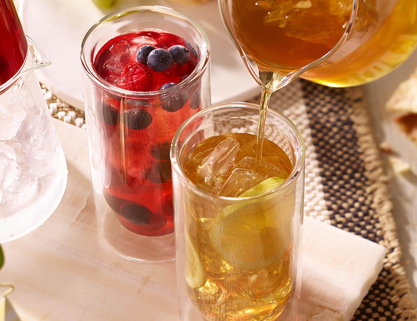 Filling double-walled glasses with iced tea