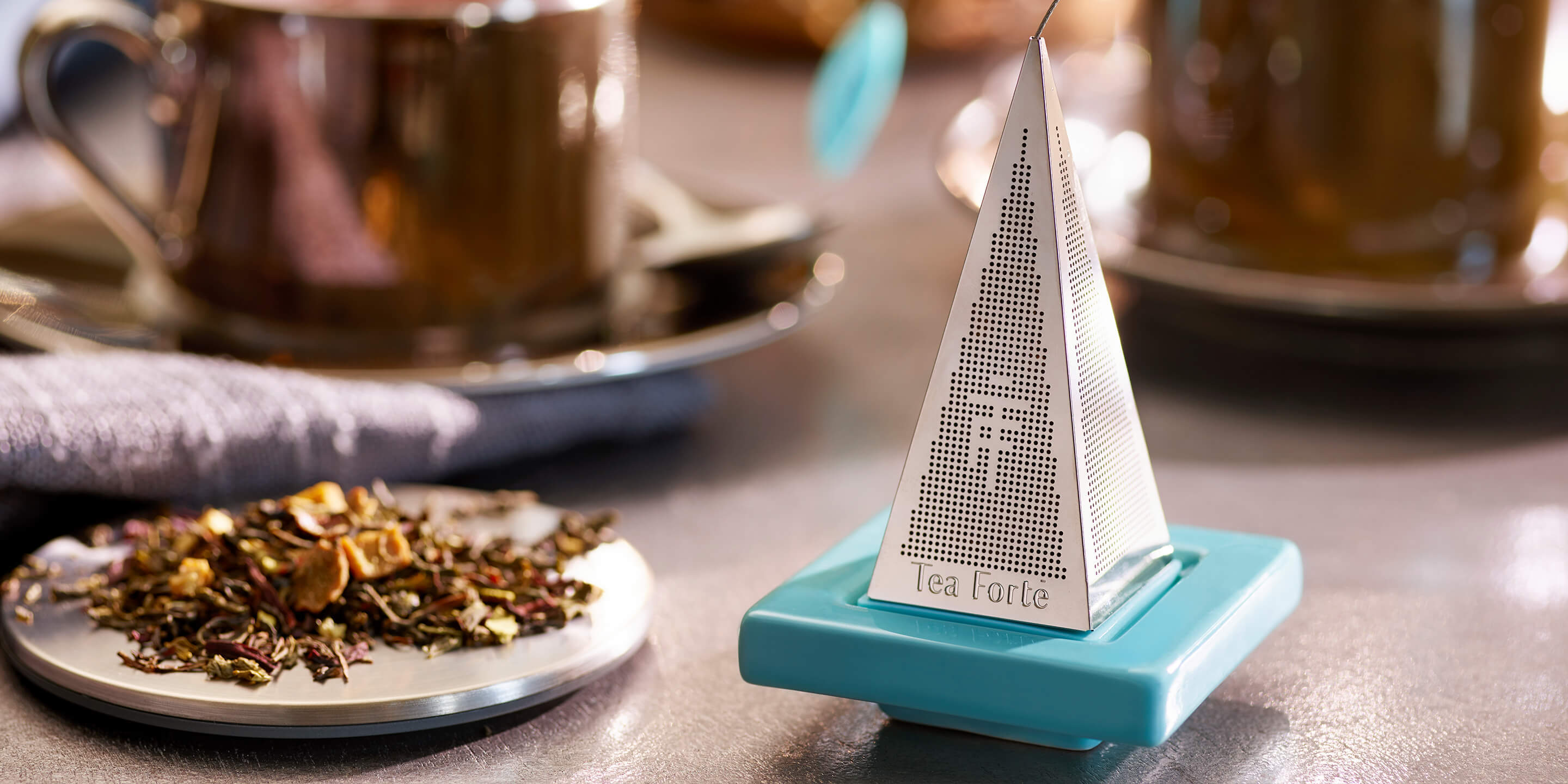 Icon Lusso Loose Tea Infuser with turquoise tray