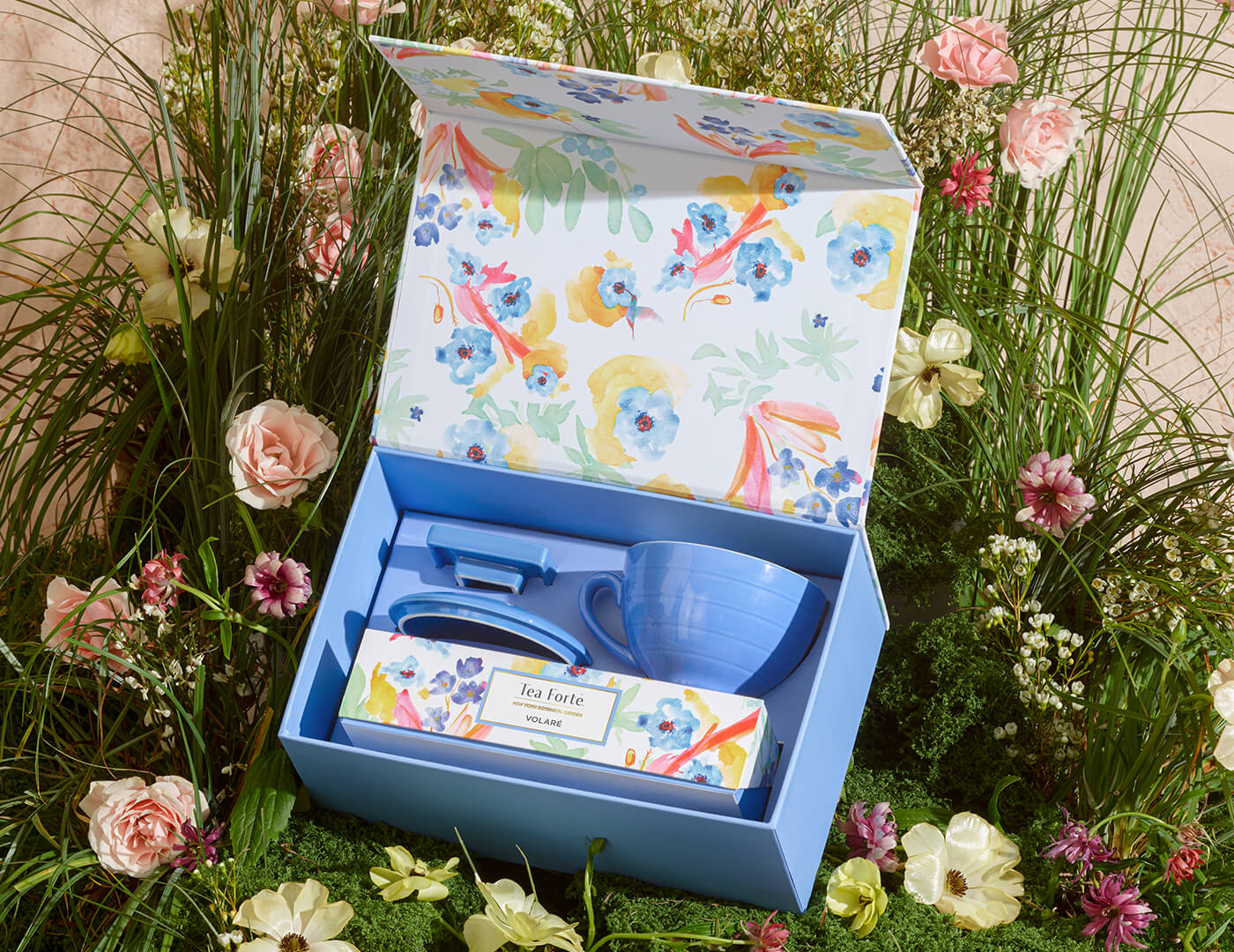 Volare Gift Set, shown open among grasses and wildflowers, revealing contents