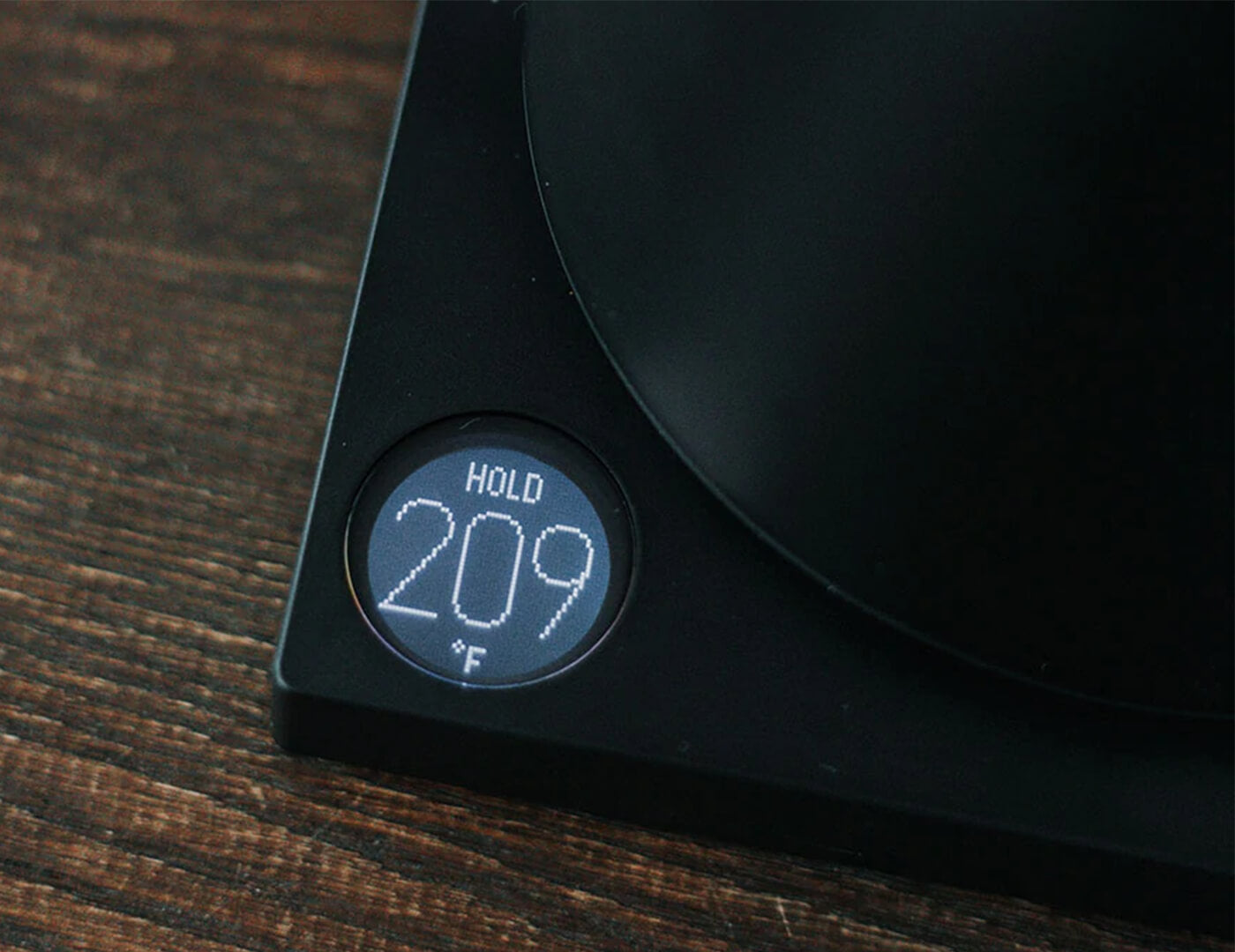 Digital temperature readout on kettle base