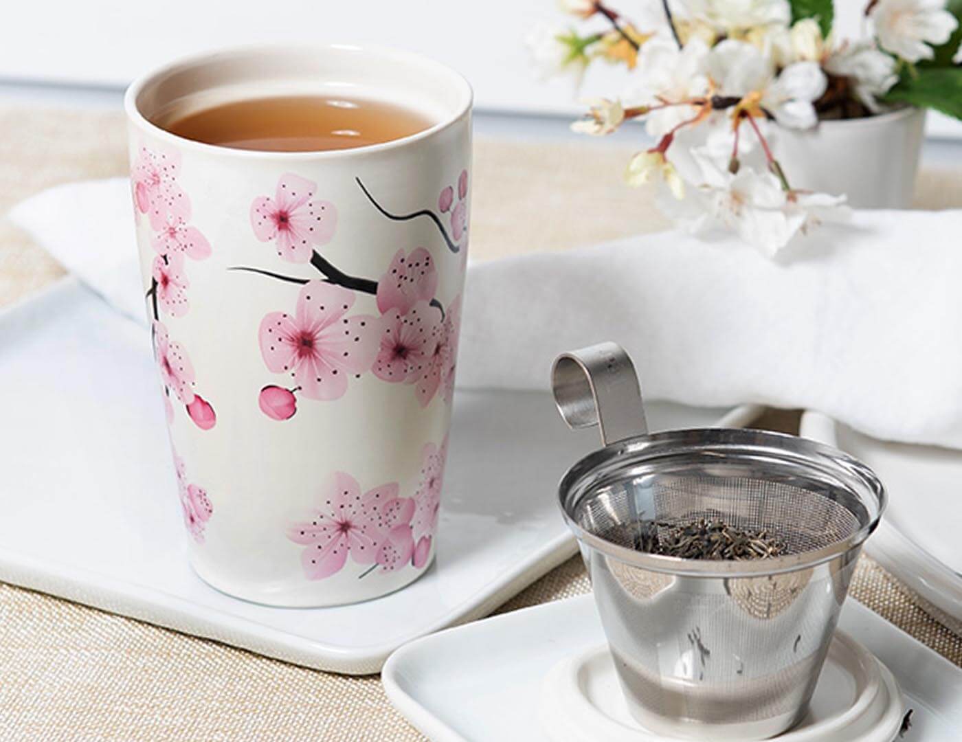 Hanami design KATI® Steeping cup with infuser showing cup on table