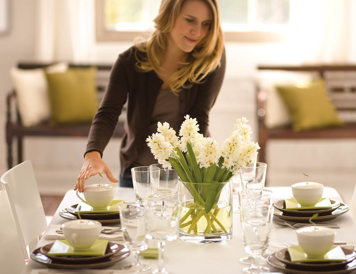Setting the dining table with Café Cups, glasses, flowers